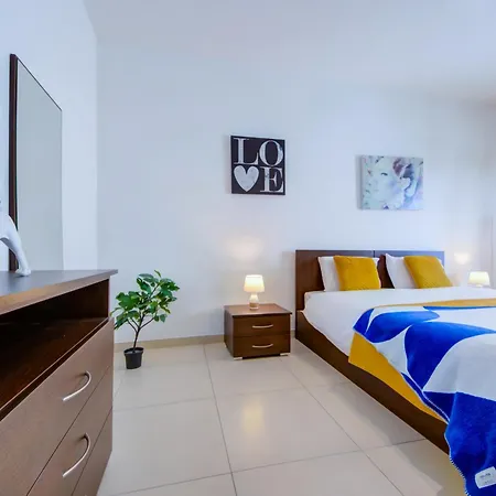 2 Bedroom Apartment With Balcony In Central St Julians, Paceville, Apt 8 By Vaganza Apartment *